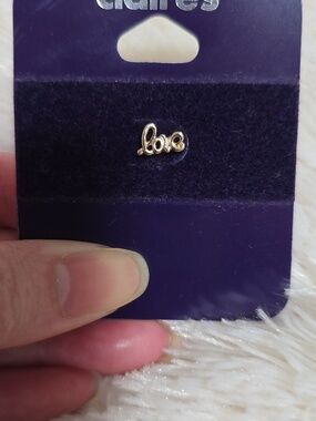 Claire’s ‘love’ Single Earring
